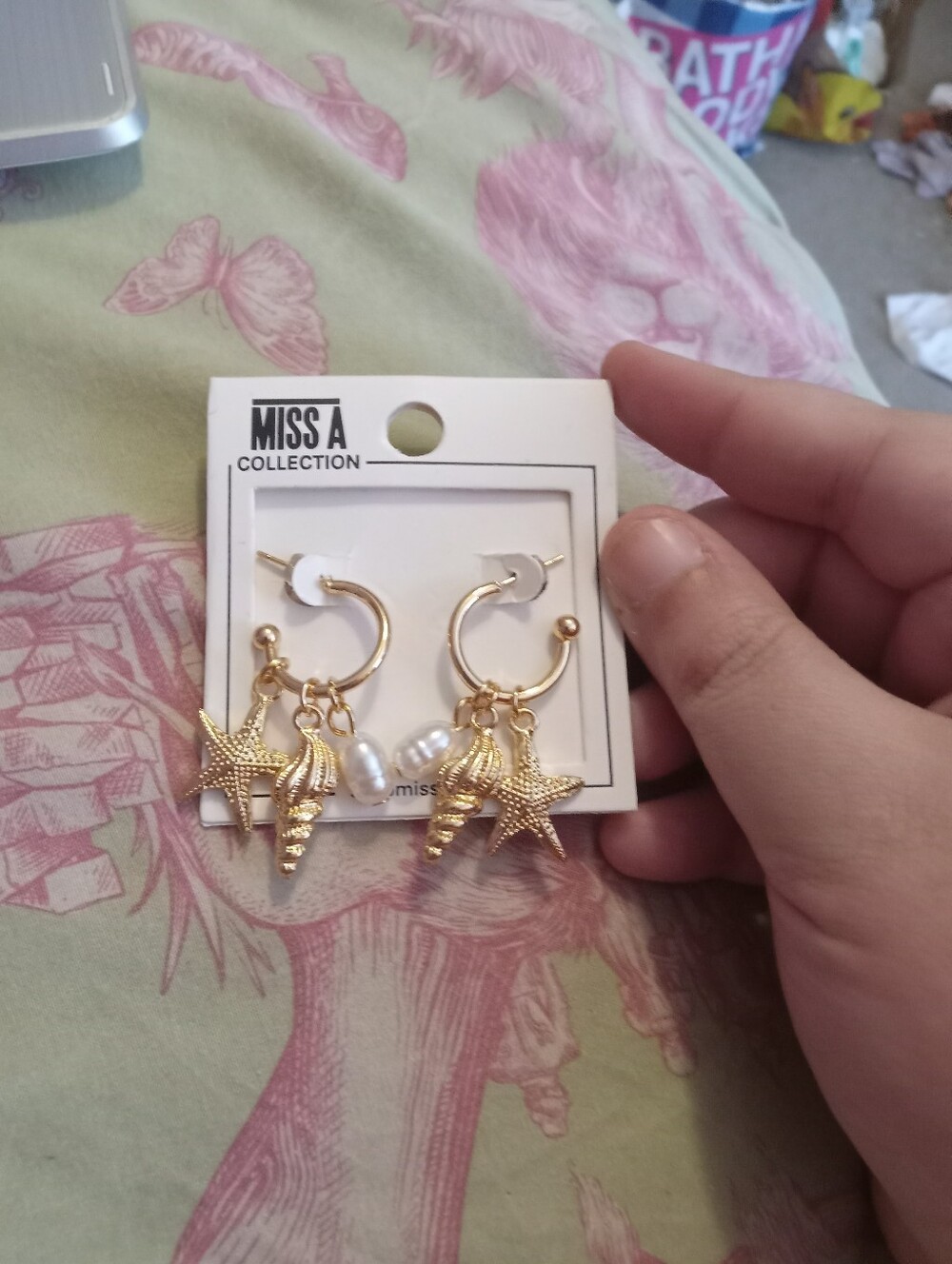 NWOT Women's Gold Beach Seashell Starfish Hoop Earrings